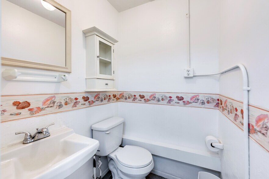 More Photos Of 15630 Mcgregor Blvd, Fort Myers Freestanding For Sale