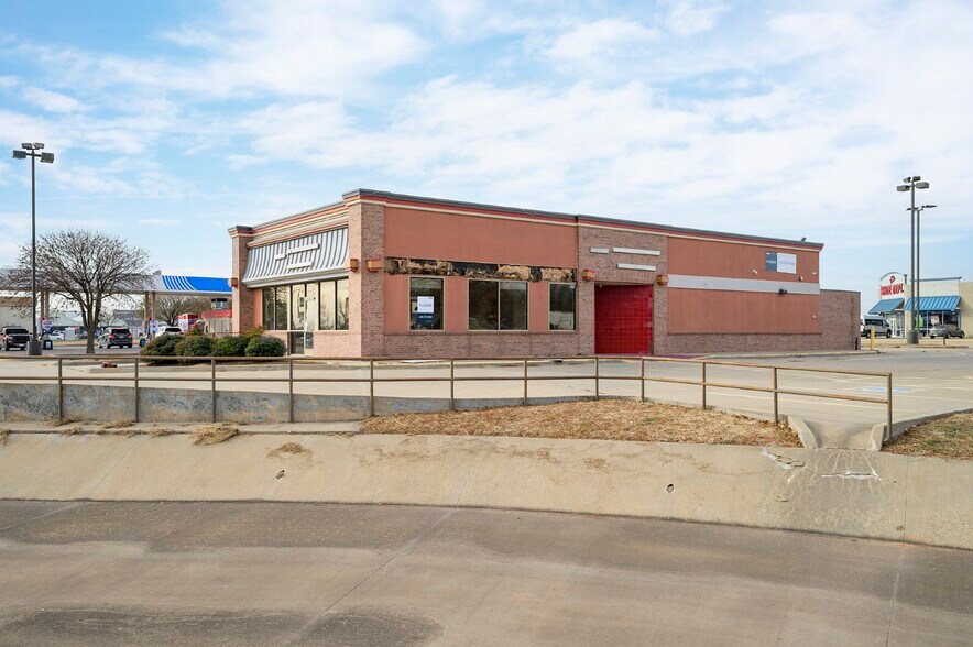 More Photos Of 606 S Garland Rd, Enid Fast Food For Lease