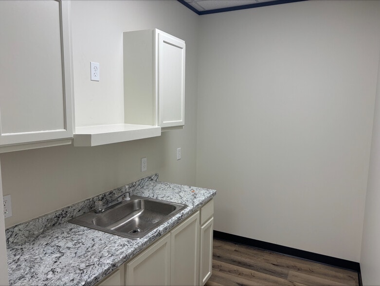 More Photos Of 1850 W Henderson Rd, Angleton Unknown For Lease