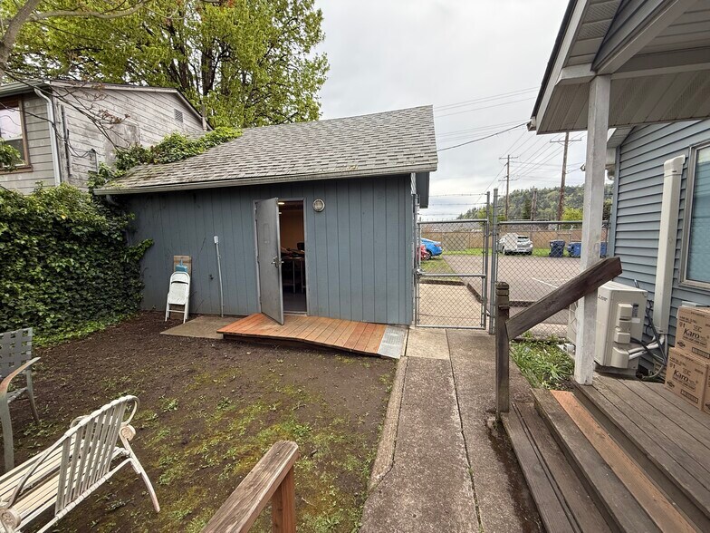 More Photos Of 215 S 19th St, Springfield Industrial For Lease