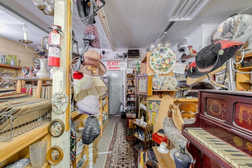 More Photos Of 911 E 6th St, Austin Freestanding For Sale
