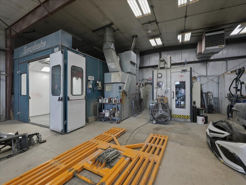 More Photos Of 590 Commercial Ave, Waterloo Auto Repair For Sale