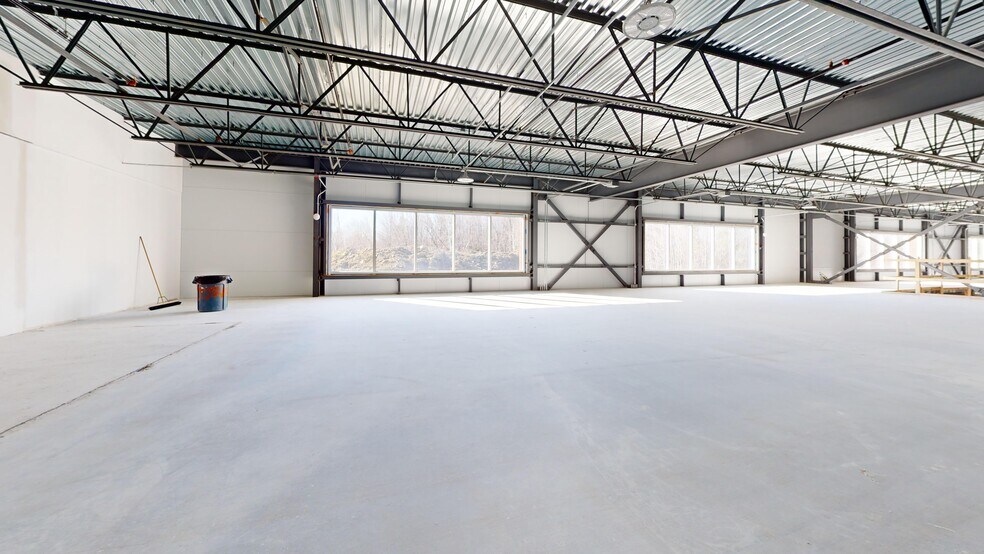 More Photos Of 100 Blvd Jean-Baptiste-Rolland O, Saint-jerome Unknown For Lease