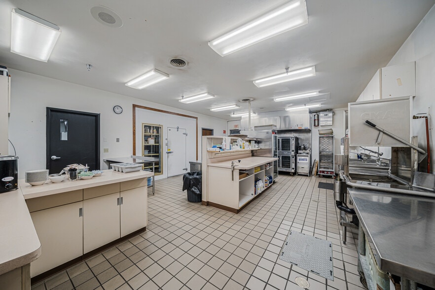 More Photos Of 689 Broadway, Berlin Restaurant For Sale