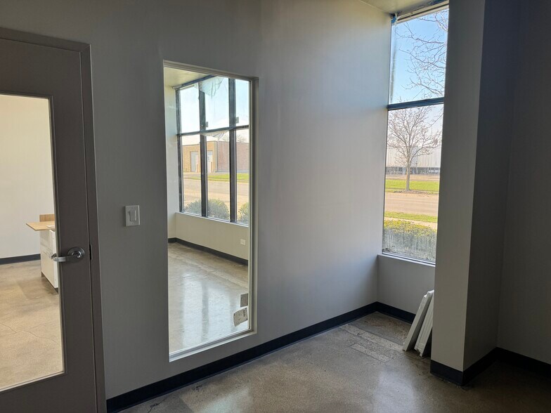 More Photos Of 945 Criss Cir, Elk Grove Village Light Manufacturing For Lease