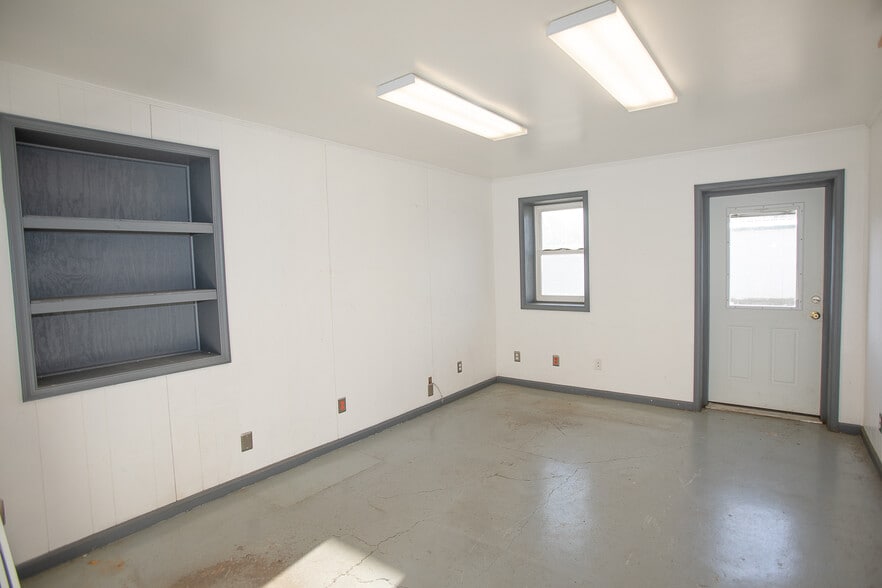 More Photos Of 12693 Lee Hwy, Washington Self Storage For Lease