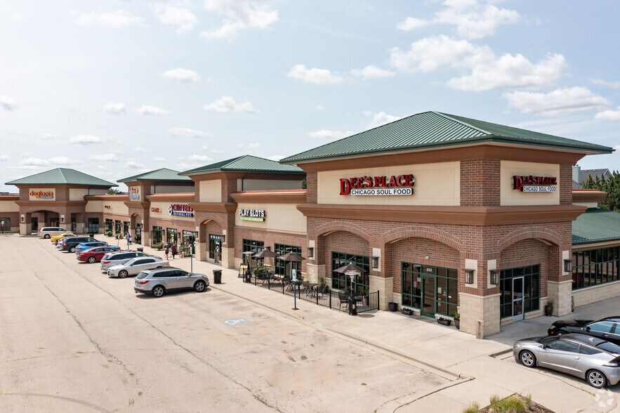 More Photos Of 558-586 Randall Rd, South Elgin Storefront For Lease