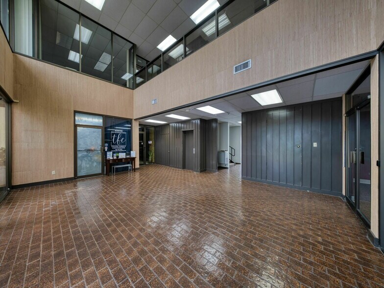 More Photos Of 515 W Southwest Loop 323, Tyler Office For Lease