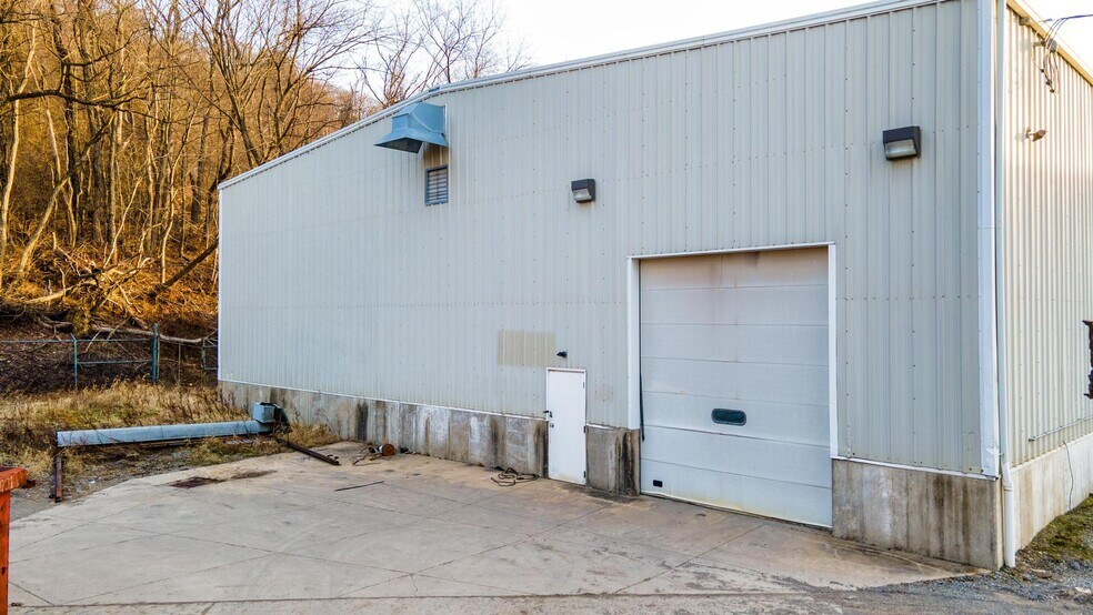 More Photos Of 1 Anna St, East Liverpool Unknown For Lease