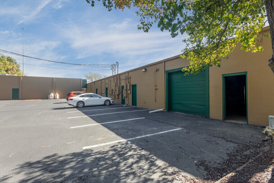 More Photos Of 5306-5346 Peters Creek Rd, Roanoke Showroom For Lease