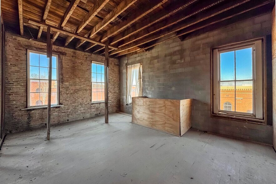 More Photos Of 706 N Main St, Columbia Office Residential For Sale