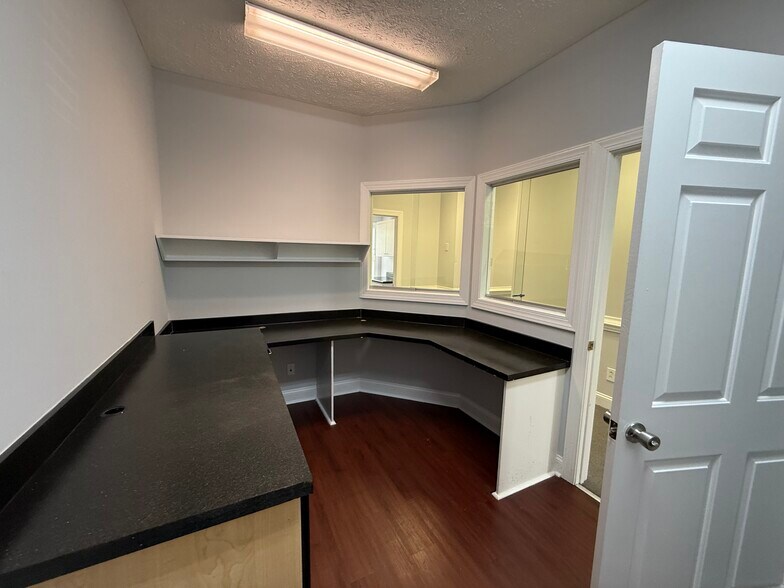 More Photos Of 2936 Breezewood Ave, Fayetteville Office For Lease