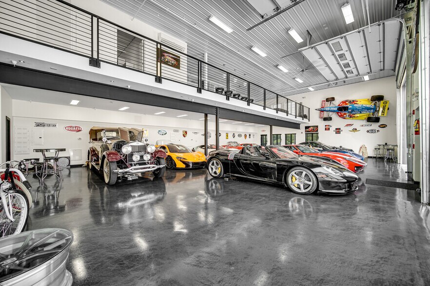 More Photos Of 2108-2260 Ferry Rd, Naperville Showroom For Sale