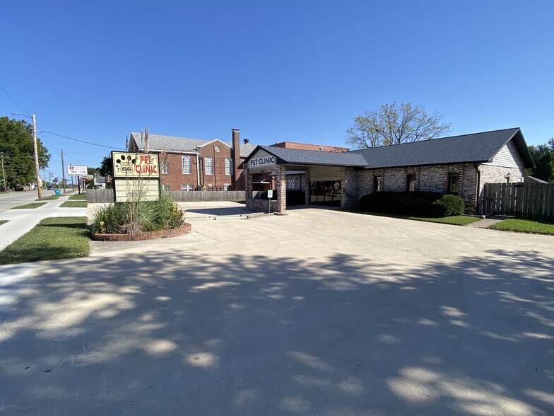 Primary Photo Of 2228 W College St, Springfield Veterinarian Kennel For Sale