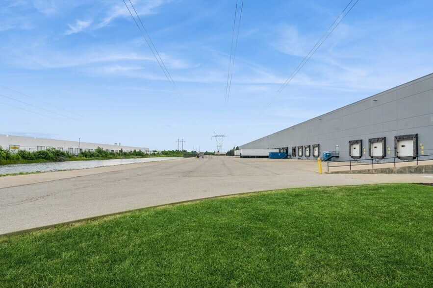 More Photos Of 2151-2155 Airwest Blvd, Plainfield Distribution For Lease