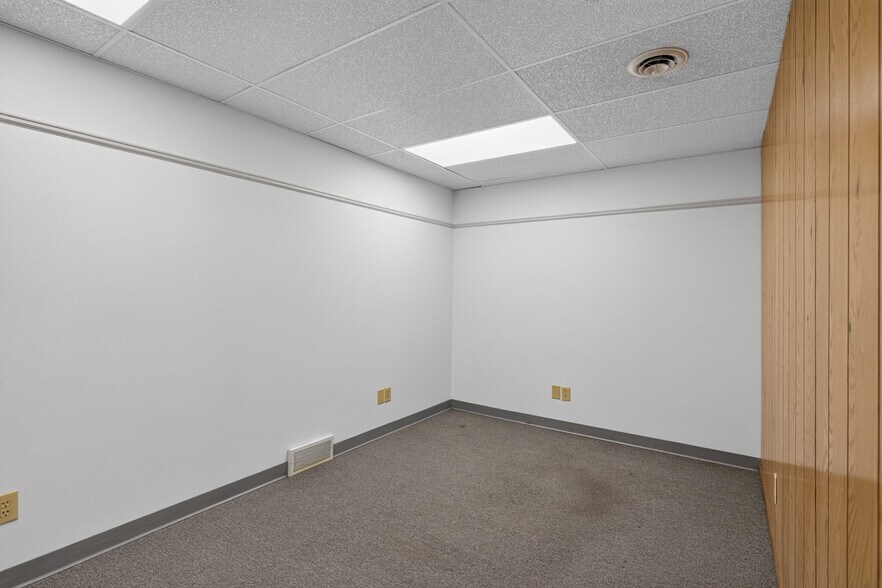 More Photos Of 908 N 4th St, Ames Warehouse For Lease