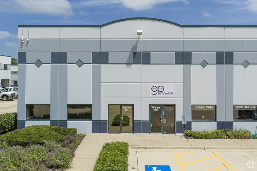 More Photos Of 720 N 17th St, St Charles Flex For Lease