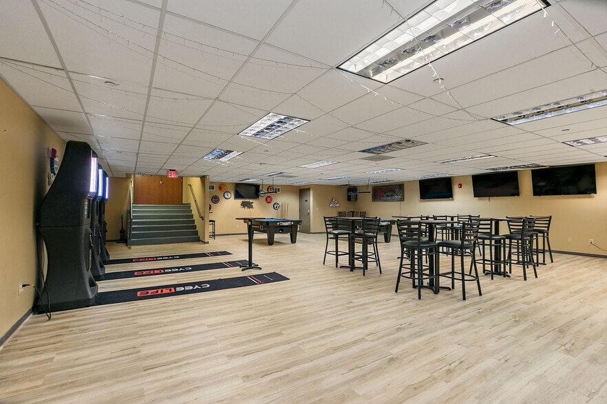 More Photos Of 425 W State St, Sycamore General Retail For Sale