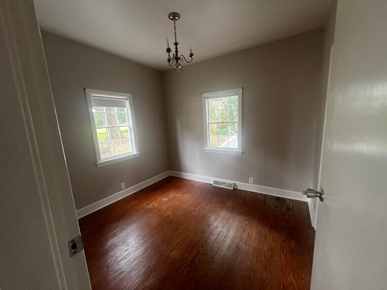 More Photos Of 209 Stallsville Rd, Summerville Office For Lease