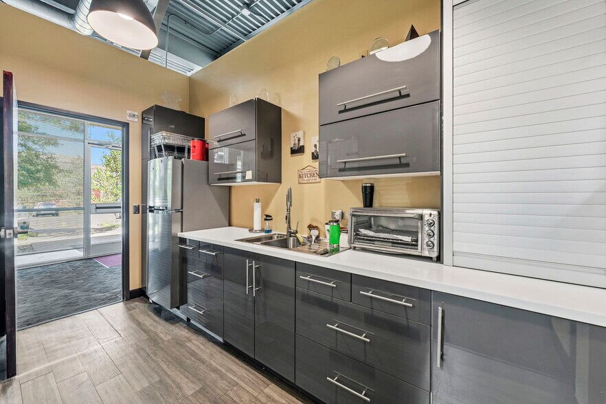 More Photos Of 861 Southpark Dr, Littleton Flex For Sale