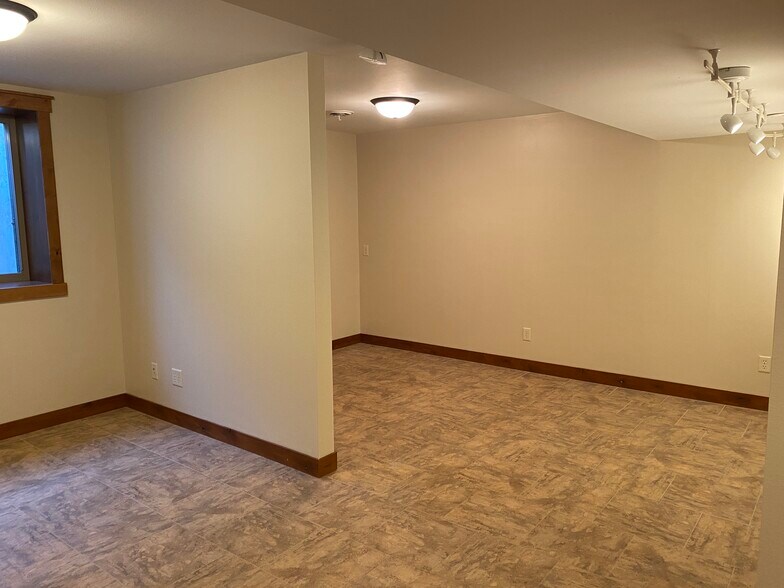 More Photos Of 803 Fairfax St, Altoona Office For Lease