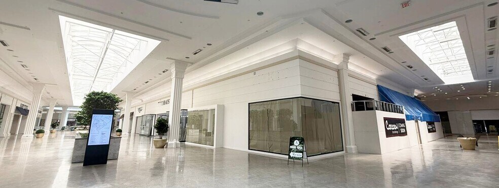 More Photos Of 2225 Erin Mills Pky, Mississauga Storefront For Lease