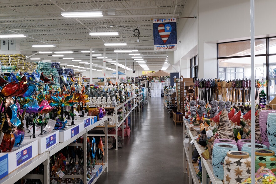 More Photos Of 109-297 N Seven Oaks Dr, Knoxville Freestanding For Lease