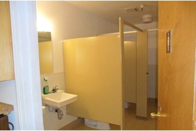 More Photos Of 3971 Durock Rd, Shingle Springs Showroom For Lease