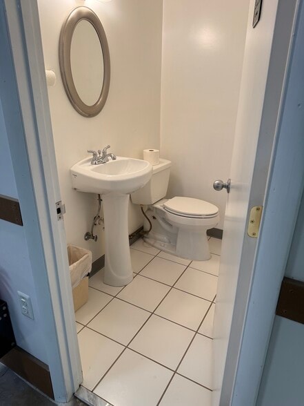 More Photos Of 7527 Gary Rd, Manassas Warehouse For Sale
