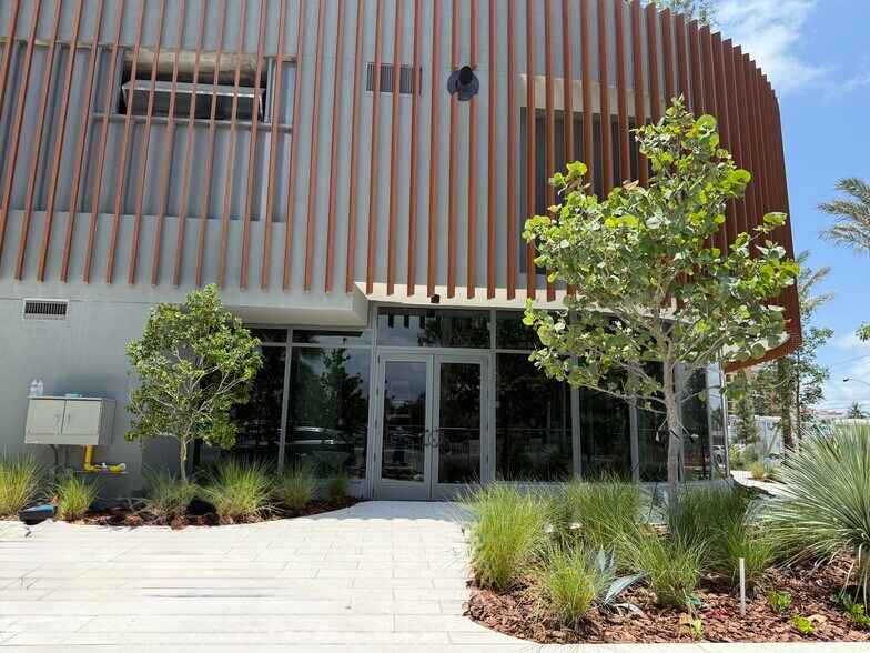 More Photos Of 900 N Ocean Blvd, Pompano Beach Apartments For Lease