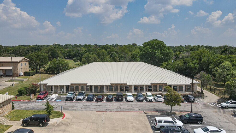 More Photos Of 831 W Euless Blvd, Euless Office For Lease