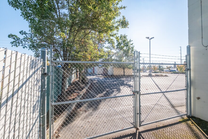 More Photos Of 2175 S Main Rd, Lebanon General Retail For Sale