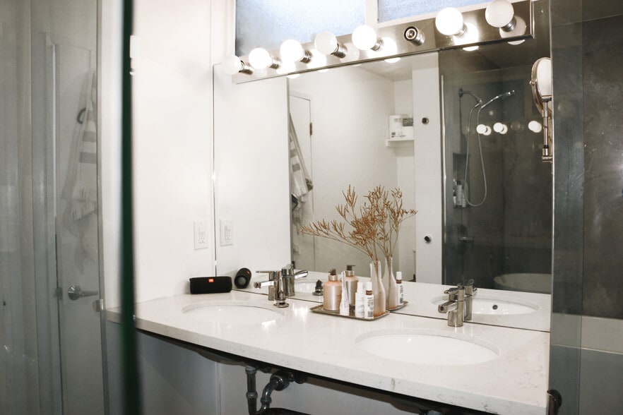 More Photos Of 2601 Southwest Dr, Los Angeles Office Residential For Sale