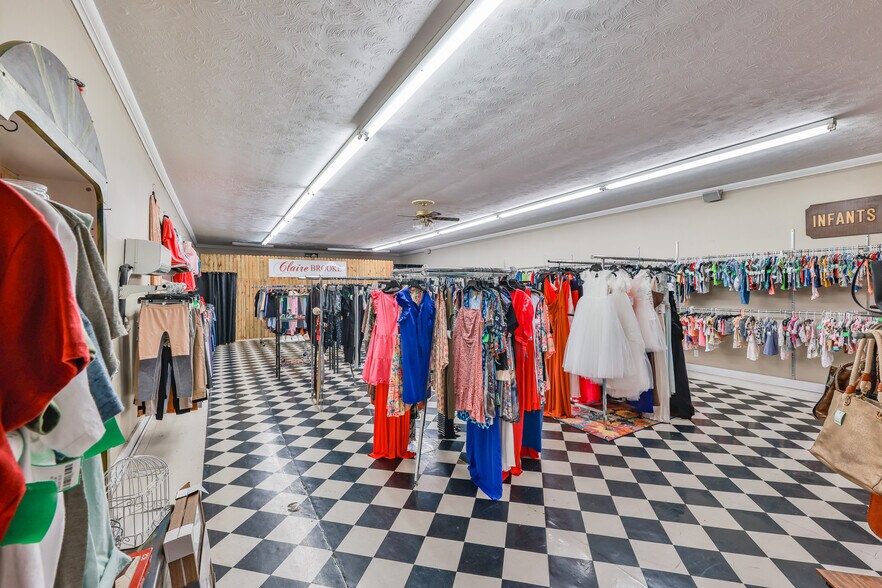 More Photos Of 126 N Wilson St, Dresden General Retail For Sale