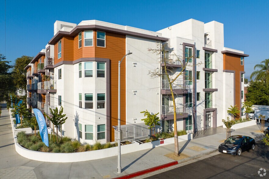 Primary Photo Of 10555 Bloomfield St, Toluca Lake Apartments For Sale