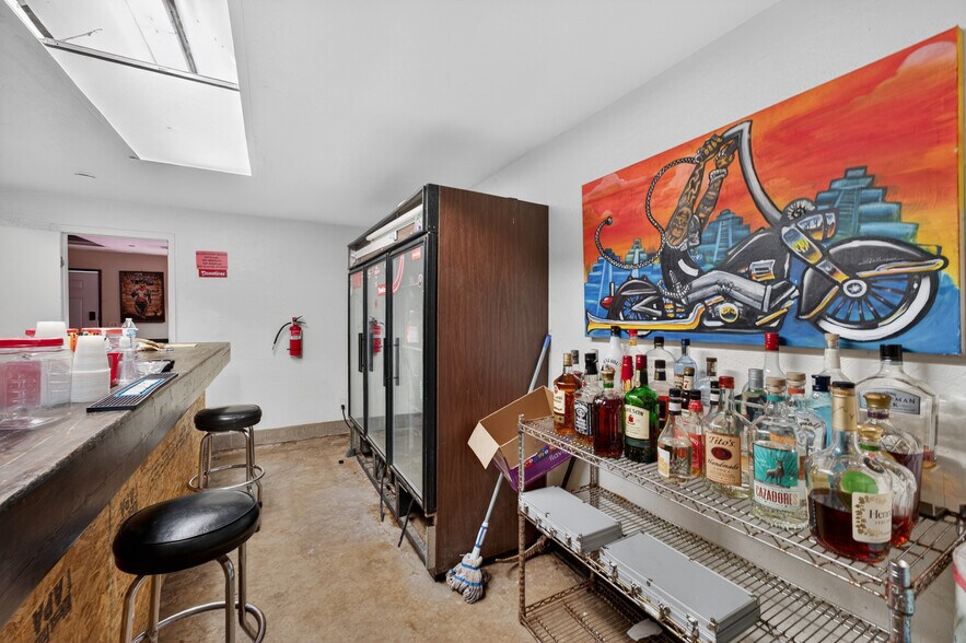 More Photos Of 940 W Hatcher Rd, Phoenix Freestanding For Sale