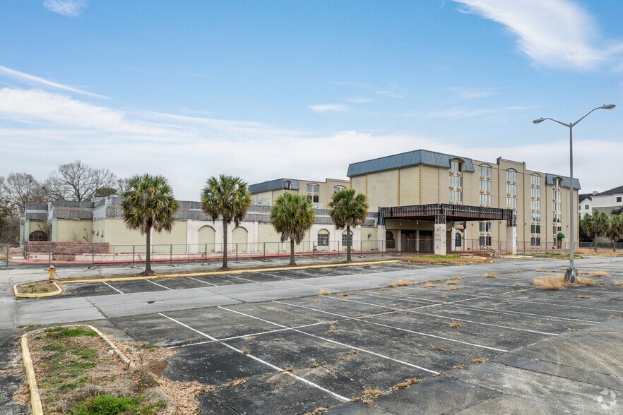 More Photos Of 1801 W Pinhook Rd, Lafayette Hotel For Sale