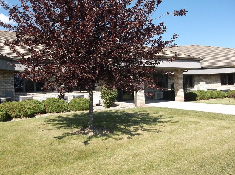 More Photos Of 2905 Universal St, Oshkosh Office For Lease