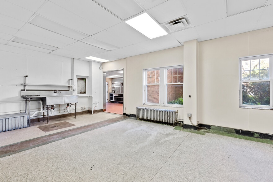 More Photos Of 1028 E Juneau Ave, Milwaukee Hotel For Lease