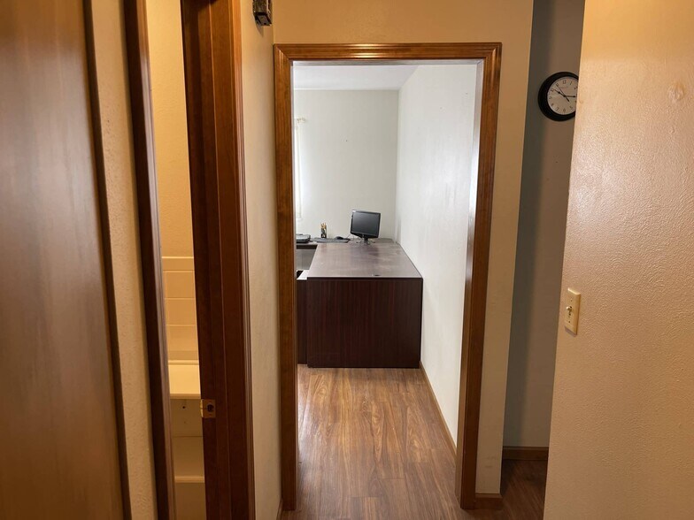 More Photos Of 1425 S Locust St, Centralia Office For Sale