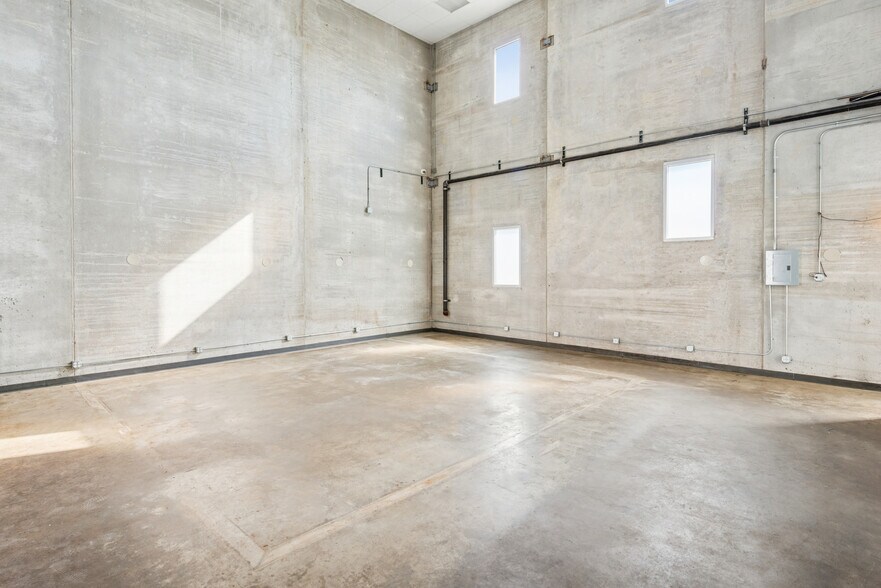 More Photos Of 2058 W Grand Ave, Chicago Loft Creative Space For Sale