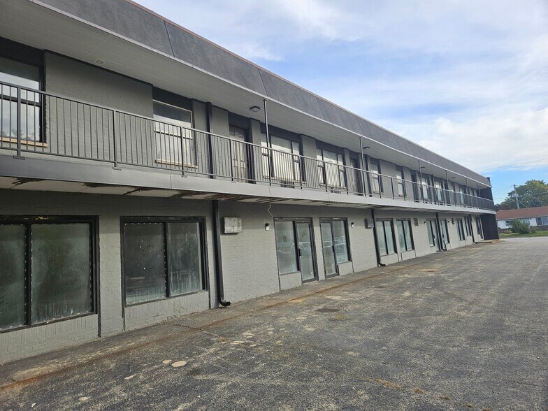 More Photos Of 8646 S Roberts Rd, Justice Storefront Retail Residential For Lease