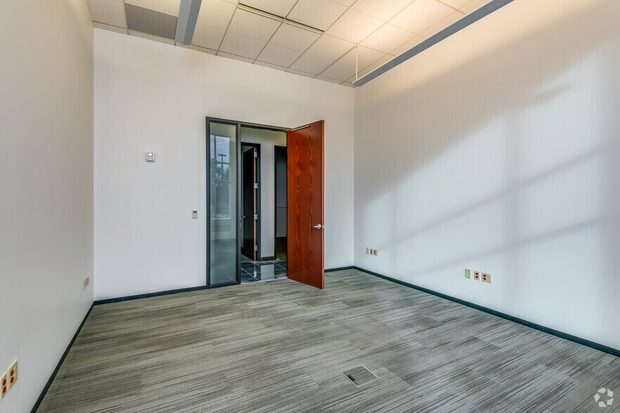 More Photos Of W233N2095 Ridgeview Pky, Waukesha Warehouse For Lease