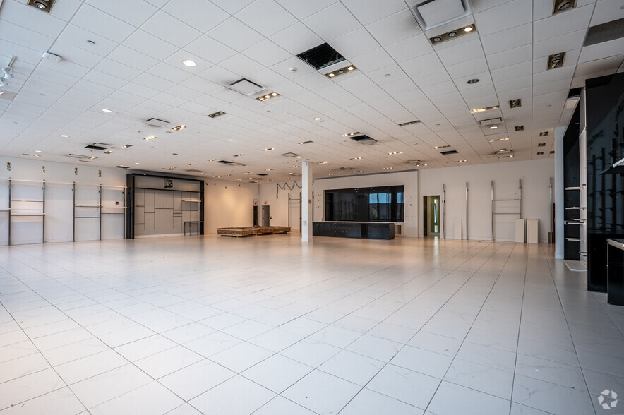 More Photos Of 1581-1593 Main St, Warrington Unknown For Lease