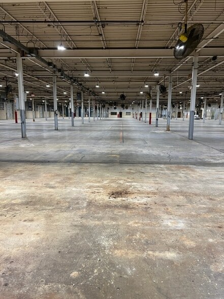 More Photos Of 400 Myron St, Youngstown Manufacturing For Lease