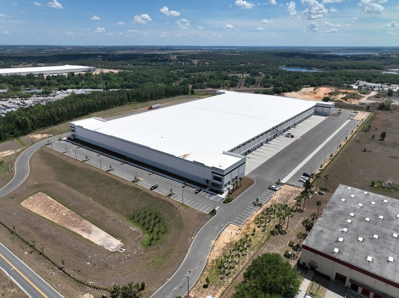 More Photos Of 2550 American Way, Groveland Distribution For Lease