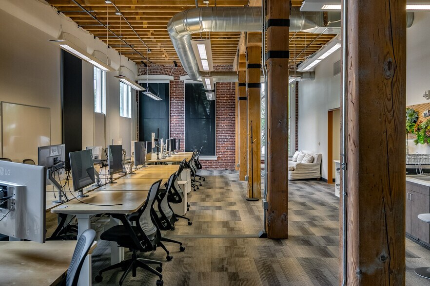 More Photos Of 70 NW Couch St, Portland Office For Sale