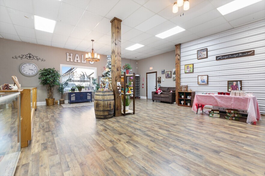 More Photos Of 114 N Church St, Waverly Loft Creative Space For Sale