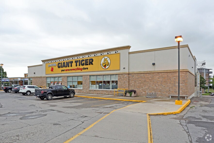 More Photos Of 18-49 Chambers St, Smiths Falls General Retail For Lease