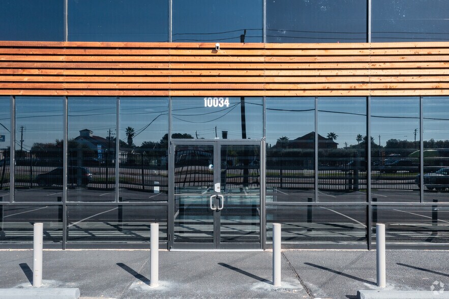 More Photos Of 10034 North Fwy, Houston Warehouse For Sale